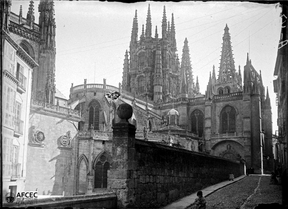 Exterior de la catedral de Burgos amb un carrer i gent