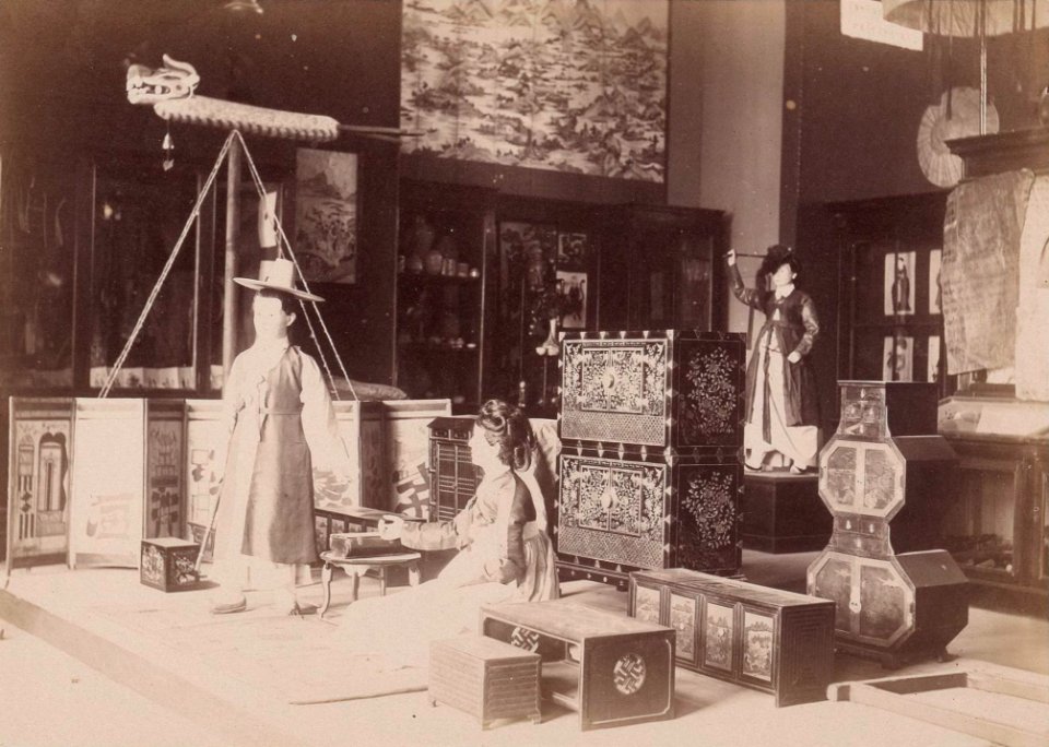 Exposition objets coréens Varat - 05 - Ensemble mari et femme et danseuse