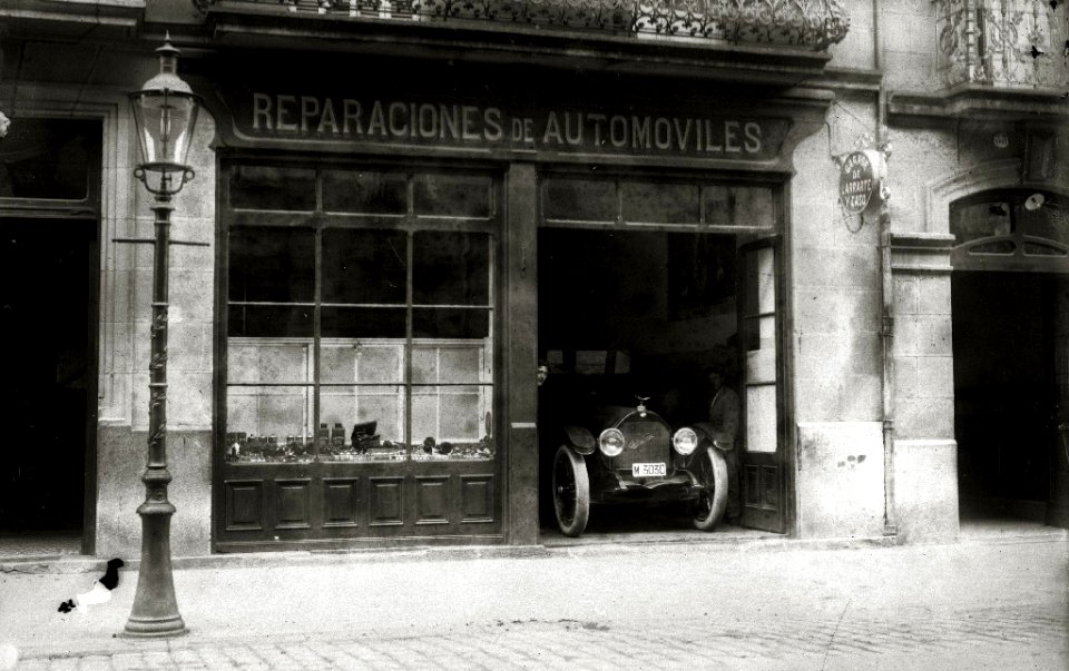 Exterior del taller de reparación de automóviles Larrarte y Caso (1 de 1) - Fondo Car-Kutxa Fototeka