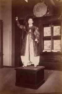 Exposition objets coréens Varat - 04 - Danseuse du roi