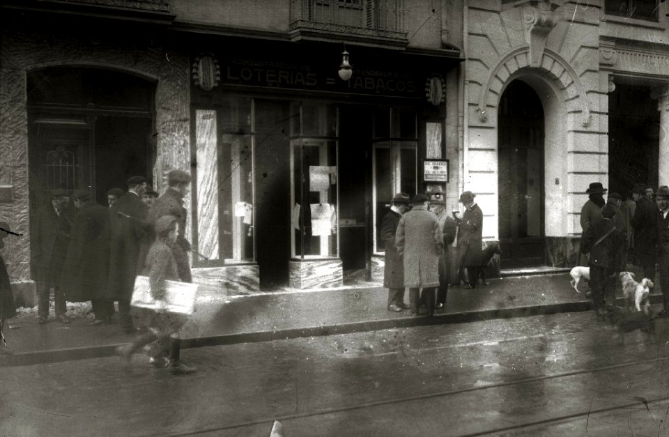 Exterior de la Administración de Tabacos y Loterías de la calle Garibai, junto al Cine Novedades (1 de 3) - Fondo Car-Kutxa Fototeka