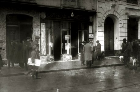 Exterior de la Administración de Tabacos y Loterías de la calle Garibai, junto al Cine Novedades (1 de 3) - Fondo Car-Kutxa Fototeka