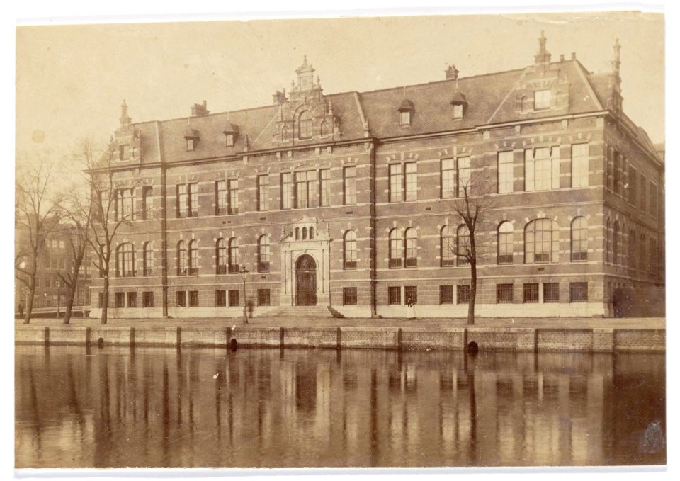 Exterieur van het jongensweeshuis van de Nederlands-hervormde Gemeente, Amstel 1, gebouwd naar een ontwerp van architect C.B. Posthumus Meyjes (1888-1889)