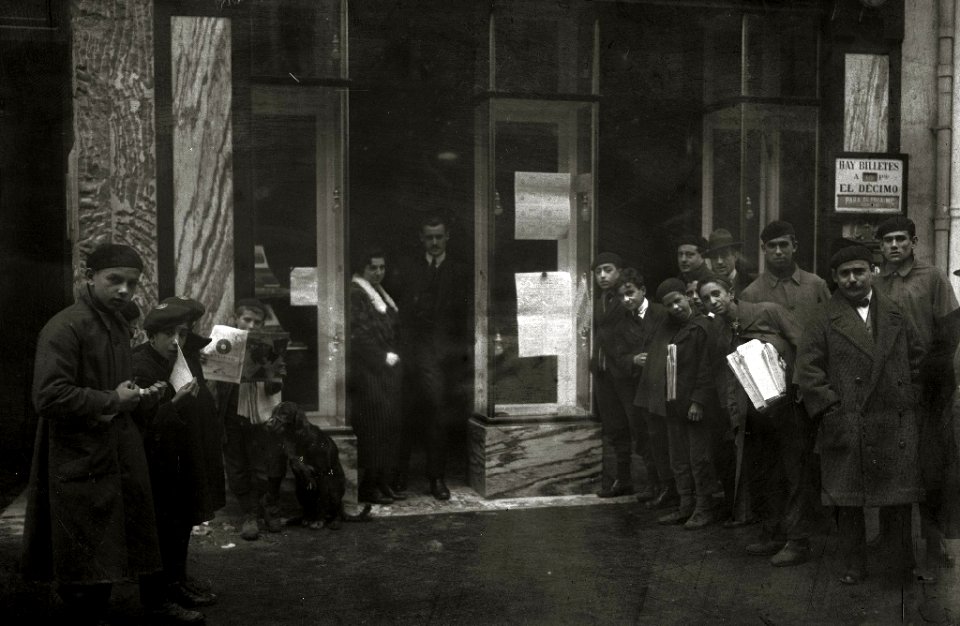 Exterior de la Administración de Tabacos y Loterías de la calle Garibai, junto al Cine Novedades (2 de 3) - Fondo Car-Kutxa Fototeka