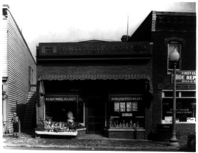 Exterior view of Mead's Model Market, a member of the District Grocery Stores chain, in Washington, D.C. LCCN2001706140