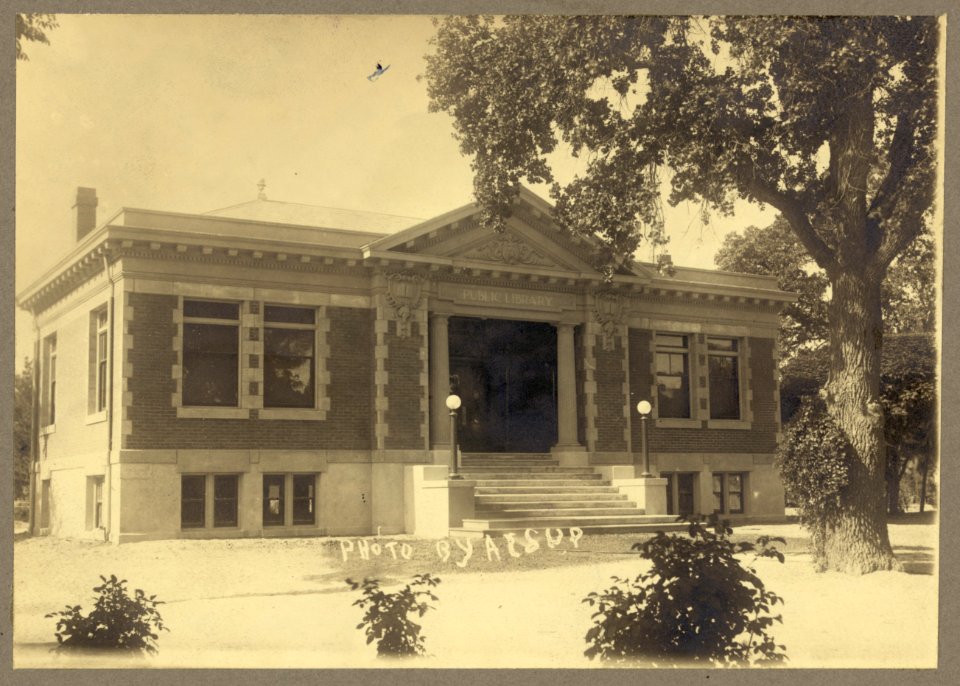 Exterior view of public library in Paso Robles, California LCCN2007682040