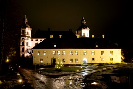 Exteriör. Slottet och stenhuset i nattljus. Julmarknad. Marknadsföring - Skoklosters slott - 87041