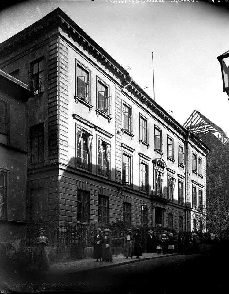 Exteriörbild från Lärarinneseminariet, Riddargatan 6, Stockholm, troligen 1910-tal - Nordiska Museet - NMA.0054000