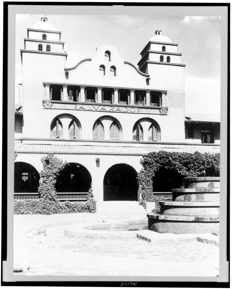 Exterior of the Alvarado hotel, Albuquerque, New Mexico LCCN96504889