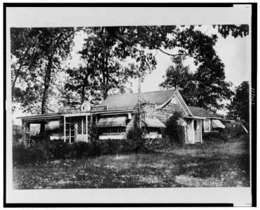 Exterior of the Better 'Ole Tea Porch, Brookhaven, New York LCCN00652024