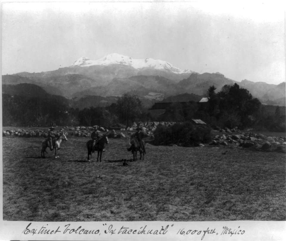 Extinct volcano, Ixtaccihuatl, 16,000 feet, Mexico LCCN2002711510