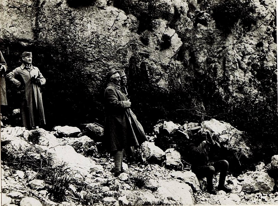 Exzellenz Roth beobachtet die Rochetta von Nago aus, 15.4.1916. (BildID 15581065)
