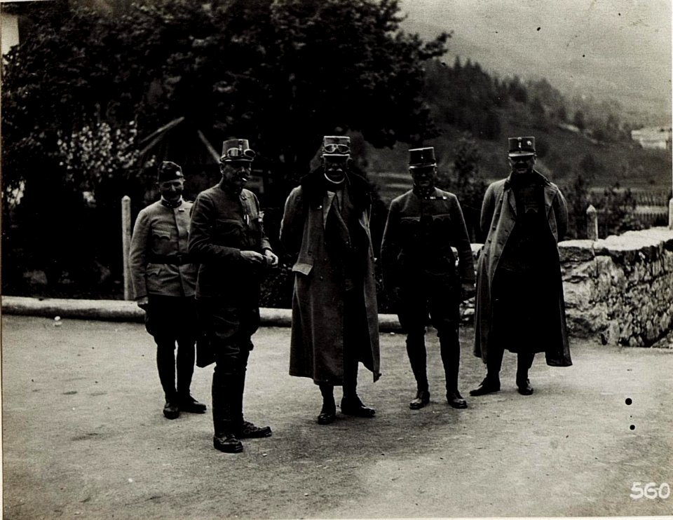 Exzellenz Roth mit dem Kommandant des Rayons III, Feldmarschall von Können - Horak in Pinzolo. (BildID 15580981)