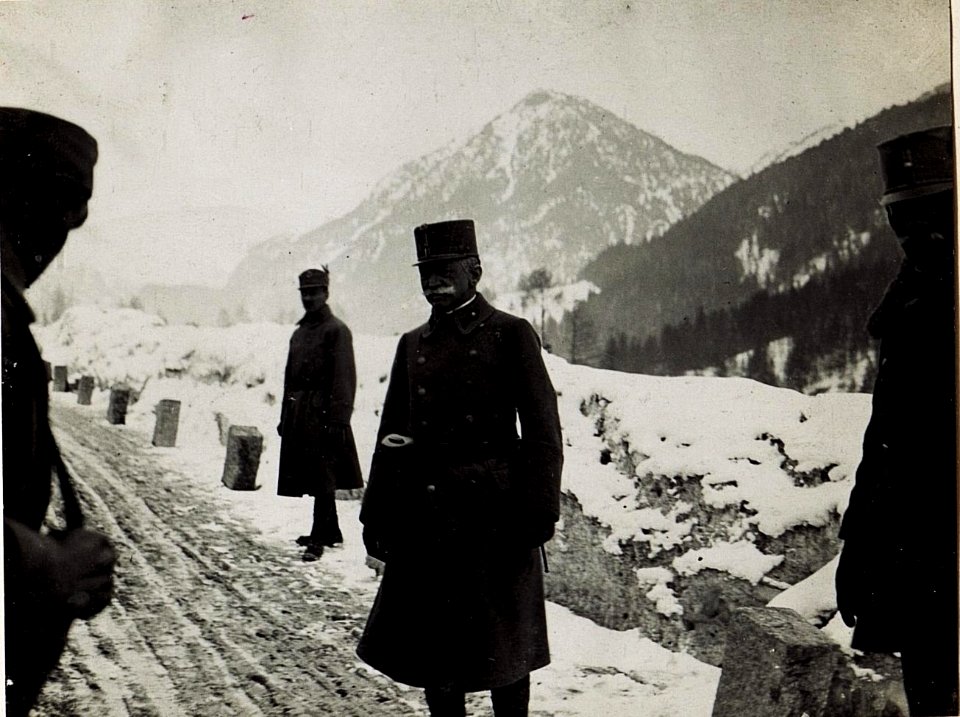 Exzellenz von Conrad bei einer Landsturmkompanie. (BildID 15584018)