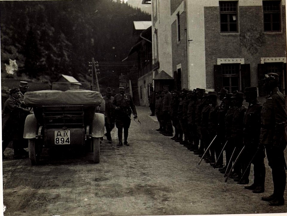 Exzellenz von Hazai besichtigt russische Kriegsgefangene bei Campestrin. (BildID 15585299)