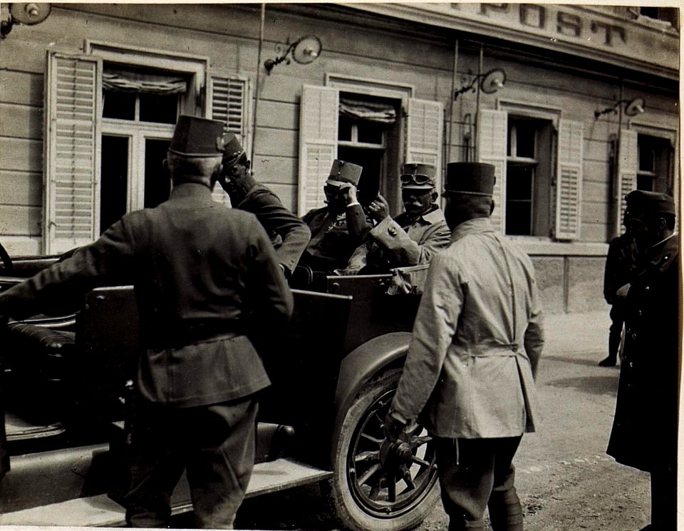 Exzellenz von Hazai und Exzellenz von Roth vor dem Divisionskommando in Bruneck. (BildID 15585418)