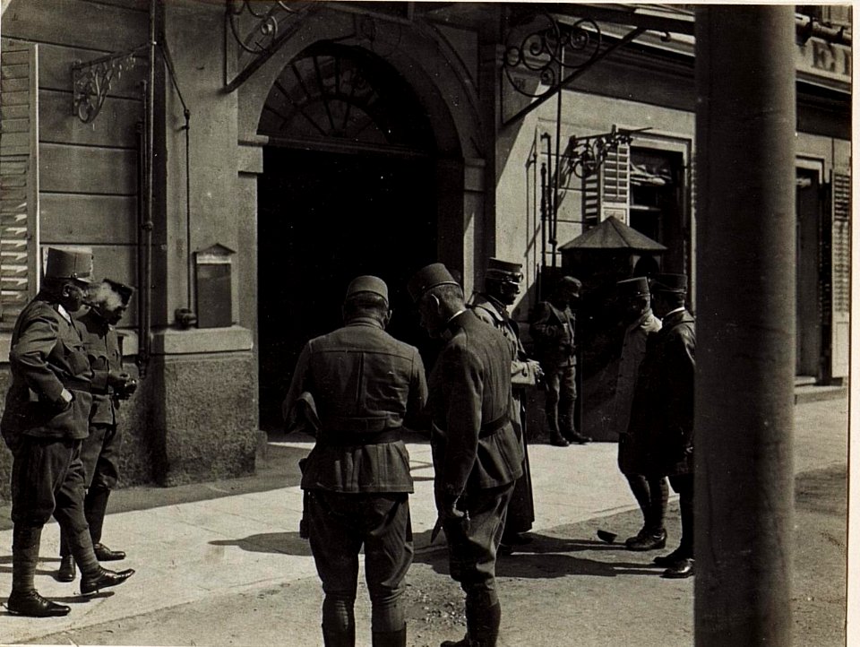 Exzellenz von Hazai, Zigarre rauchend, vor dem Divisionskommando in Bruneck. (BildID 15585439)