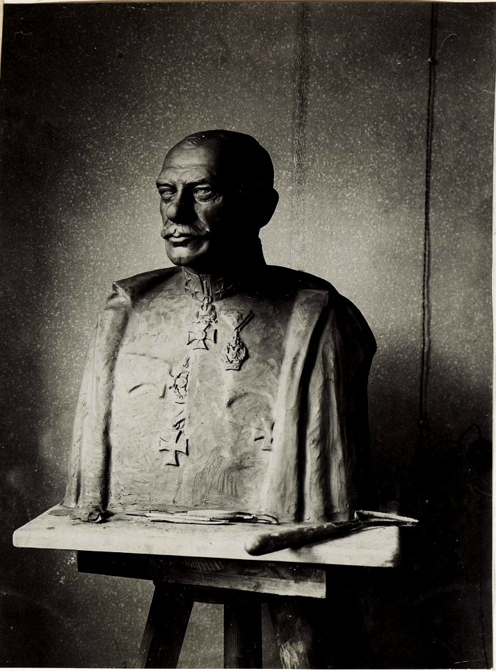 Exzellenz von Roth Büste von Kriesgsbildhauerin Lona von Zamboni, Spätherbst 1916. (BildID 15578050)