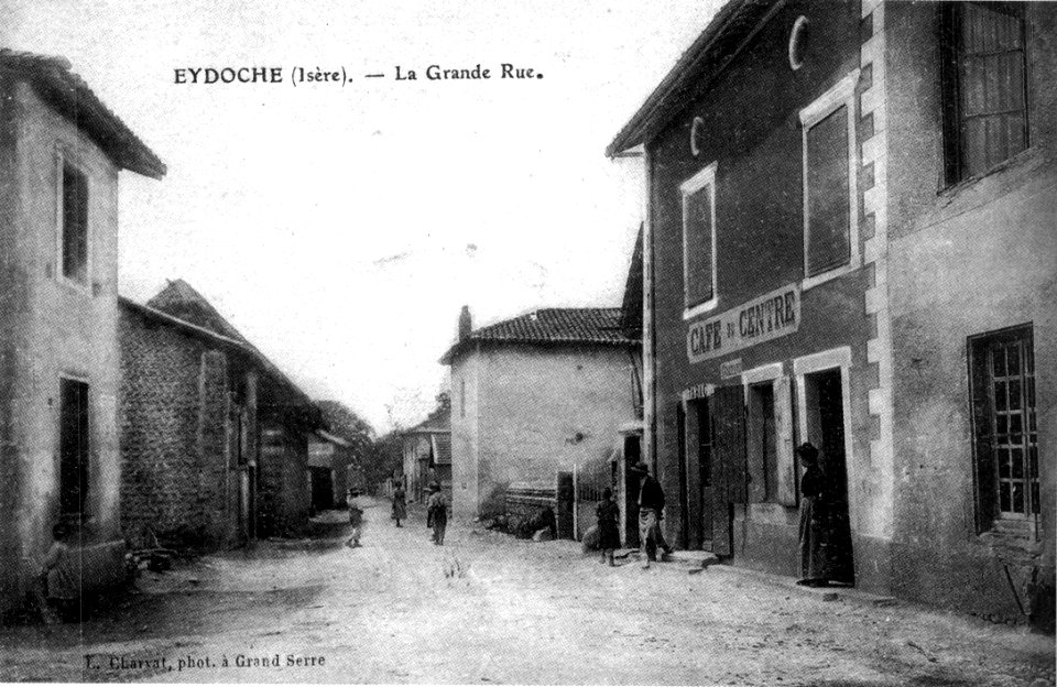 Eydoche, la Grande Rue en 1920, p 82 de L'Isère les 533 communes - T Charvat, phot à Grand Serre
