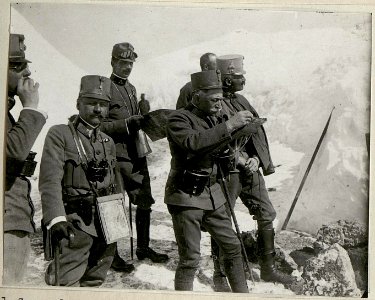 Exzellenz Conrad v. Hötzendorf mit seinem Stabe beim Aufstieg am Valbonasattel . (BildID 15624655)