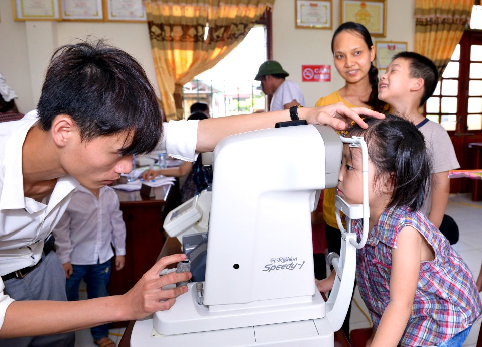 Eye screening for kindergarten children in Quoc Oai district of Hanoi (14124198399)