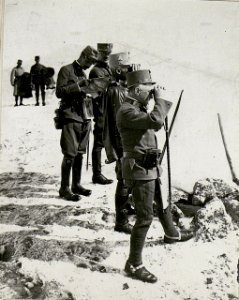 Exzellenz Conrad v. Hötzendorf mit seinem Stabe beim Aufstieg am Valbonasattel (BildID 15624662)