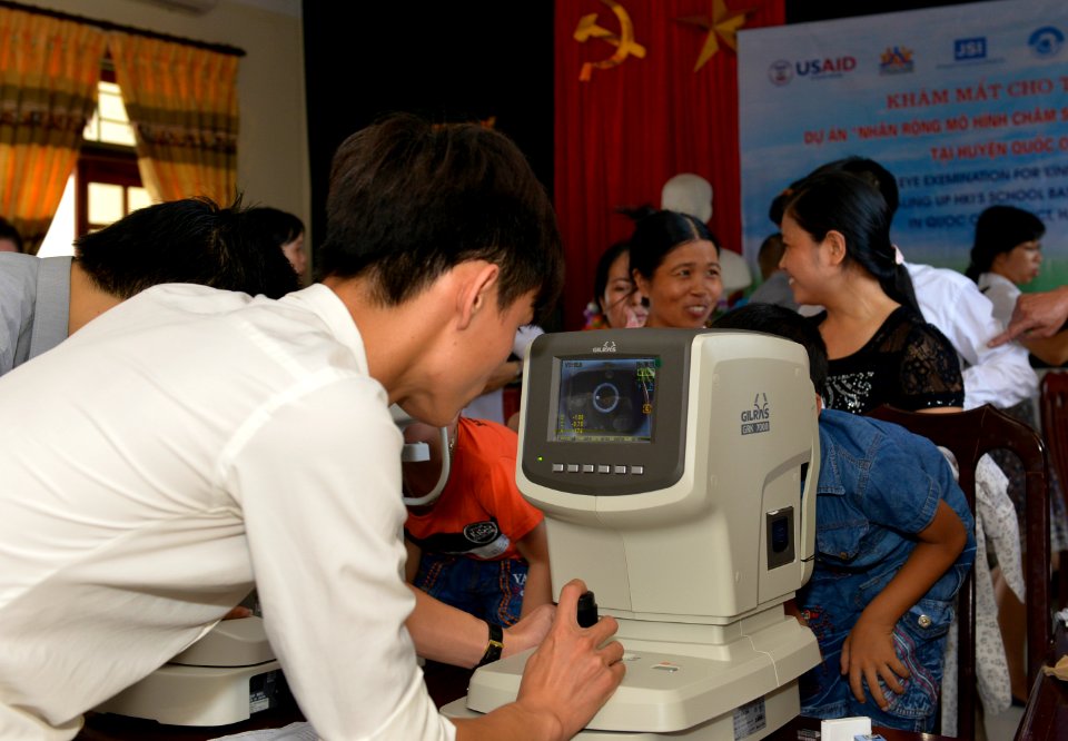 Eye screening for kindergarten children in Quoc Oai district of Hanoi (14124277940)