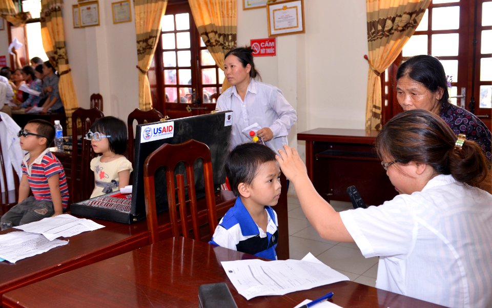 Eye screening for kindergarten children in Quoc Oai district of Hanoi (14124351607)
