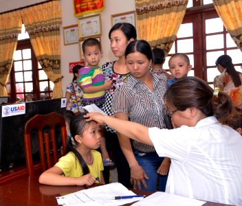 Eye screening for kindergarten children in Quoc Oai district of Hanoi (14310882685)