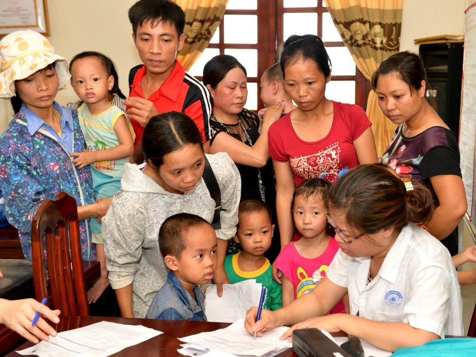 Eye screening for kindergarten children in Quoc Oai district of Hanoi (14331086713)