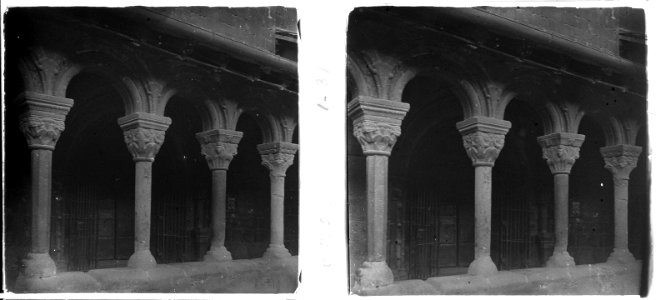 Extrem del claustre davant de la porta de la Seu