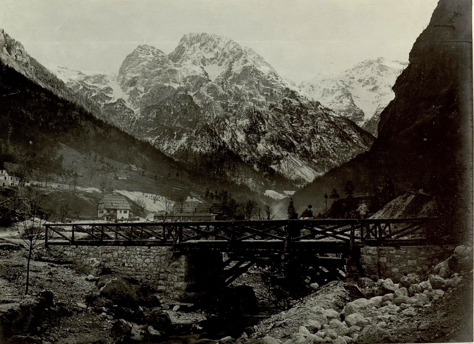 Exzellenz Nemeczek- Brücke über die Zadnjka mit Blick auf den Bihavec und Triglav. (BildID 15464727)