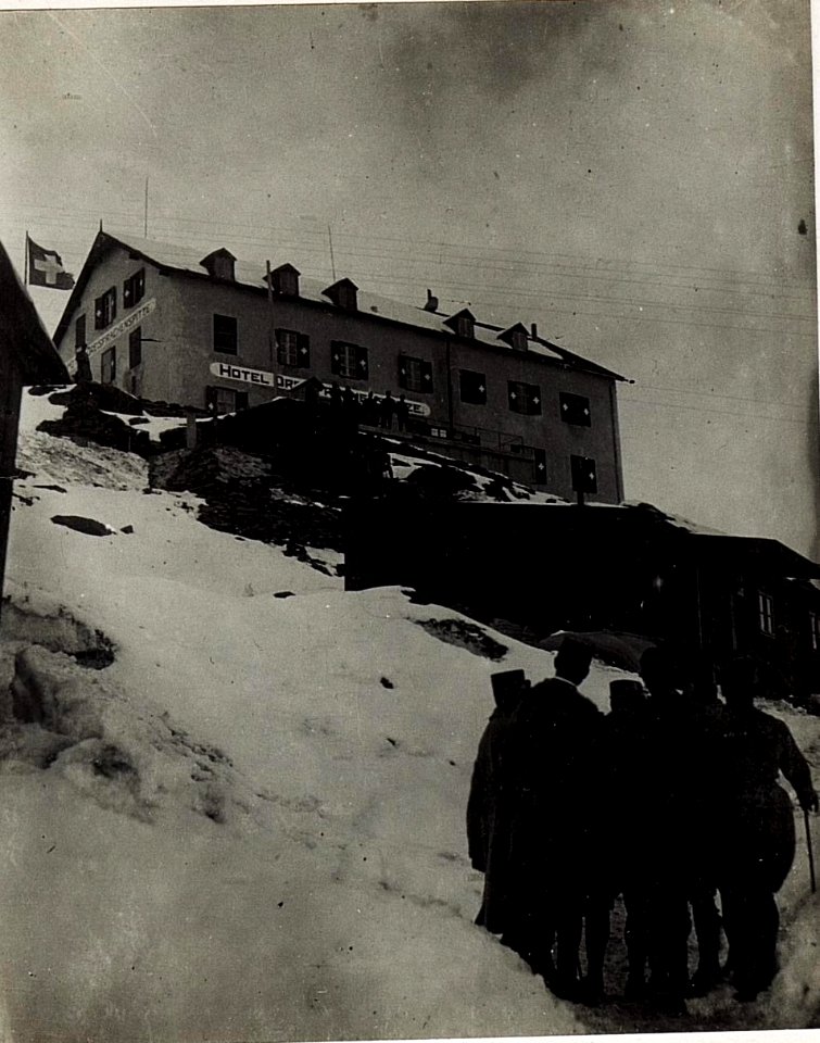 Exzellenz Roth am Wege zum Hotel Dreisprachenspitze am Stilfser Joch. (BildID 15580757)