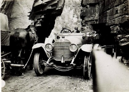 Exzellenz Roth im Auto auf der Fahrt durch das Eggental. (BildID 15581107)
