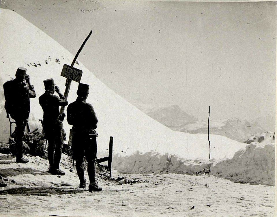 Exzellenz Conrad v. Hötzendorf mit seinem Stabe beim Aufstieg am Valbonasattel (BildID 15624669)