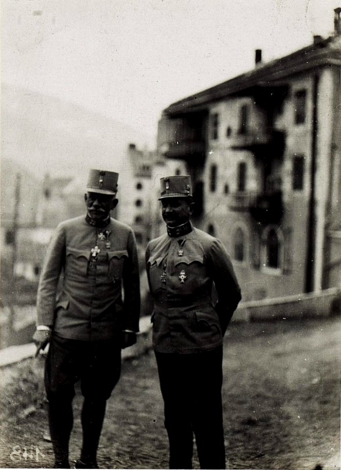 Exzellenz Roth mit seinem Generalstabschef Oberstleutnant von Langer, Ende November 1915. (BildID 15579769)
