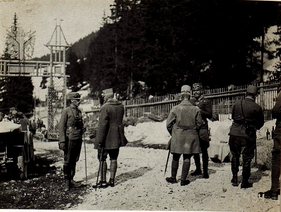 Exzellenz Roth vor dem Aufstieg auf den Fedajapass, 10.4.1916. (BildID 15582282)