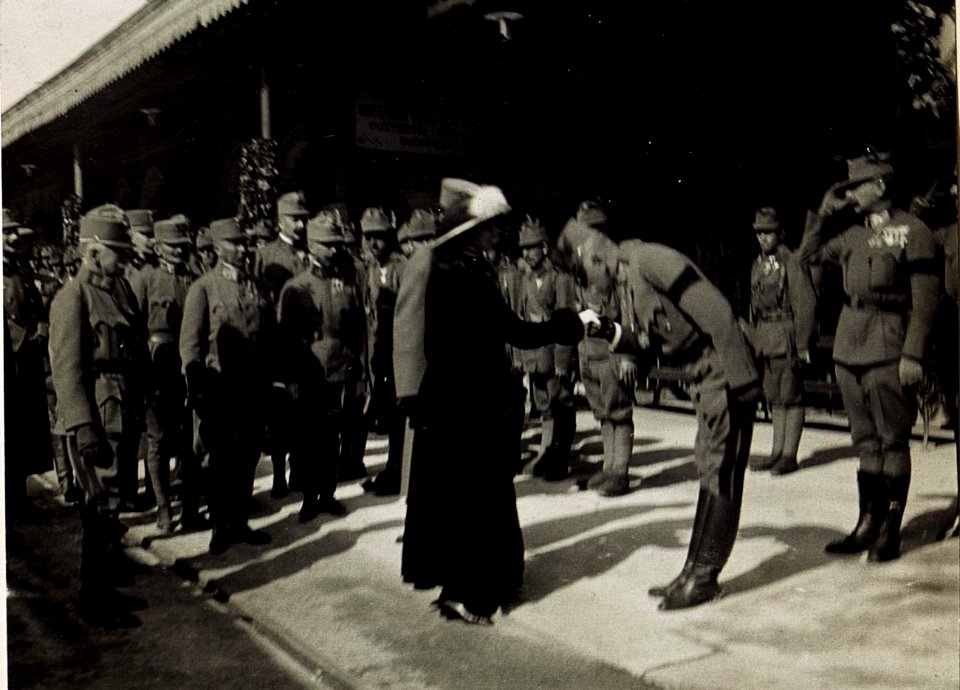 Exzellenz Roth, Oberst Hohenberger und Rittmeister Graf Coreth erwarten das Kaiserpaar am Bahnhof, Exzellenz Roth küsst der Kaiserin die Hand. (BildID 15583885)