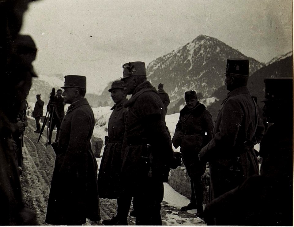 Exzellenz von Conrad bei einer Landsturmkompanie, Straße gegen Moena. (BildID 15584074)