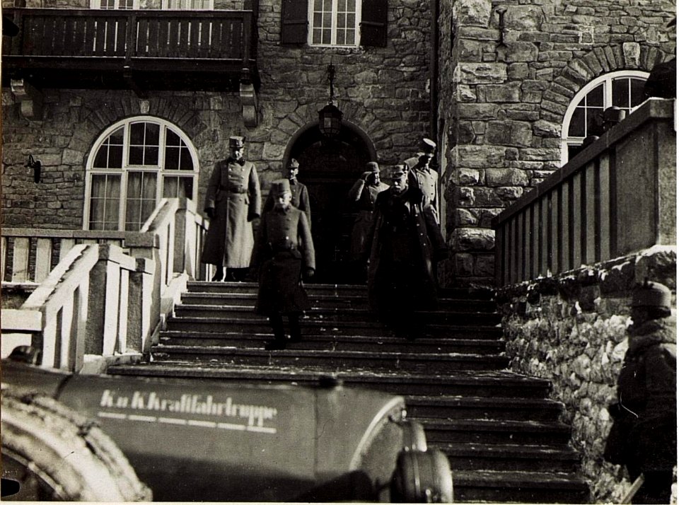 Exzellenz von Conrad mit Exzellenz von Roth vor der Abfahrt von Karersee. (BildID 15584116)