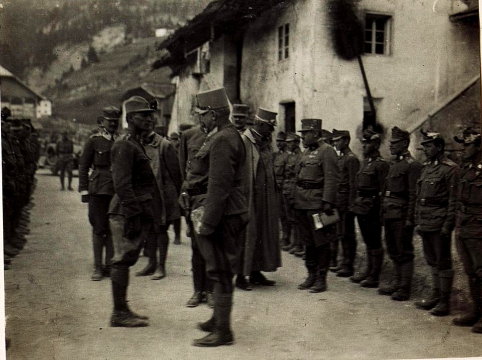 Exzellenz von Hazai im Bereich der 179. Infanteriebrigade bei Campestrin. (BildID 15585306)