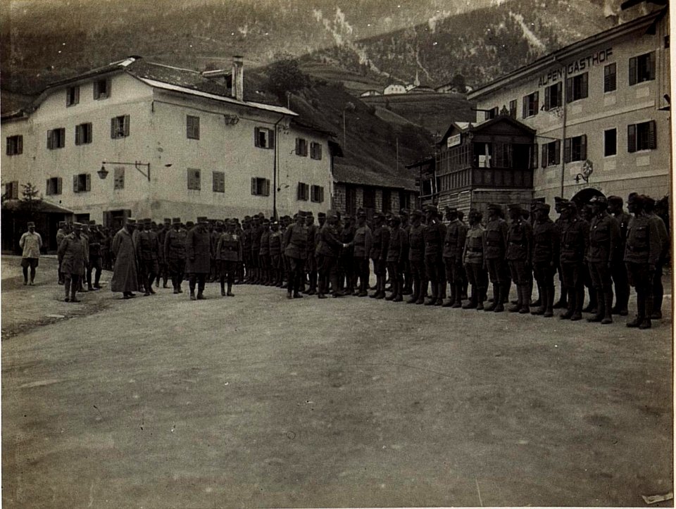 Exzellenz von Hazai besichtigt Sturmtruppen in Moena. (BildID 15585348)