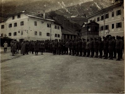 Exzellenz von Hazai besichtigt Sturmtruppen in Moena. (BildID 15585348)