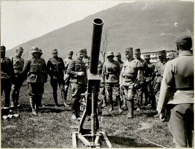 Exzellenz Georgi besichtigt die Nahkampfmittel des Sturmbataillons (BildID 15622764)