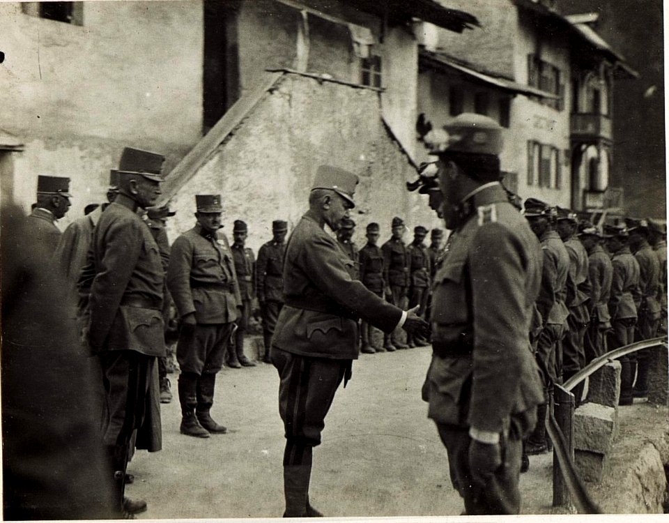 Exzellenz von Hazai im Bereich der 179. Infanteriebrigade bei Campestrin. (BildID 15585320)