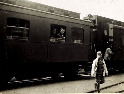 Exzellenz von Hazai, Abreise von Bruneck, Exzellenz im linken Wagenfenster. (BildID 15585481)