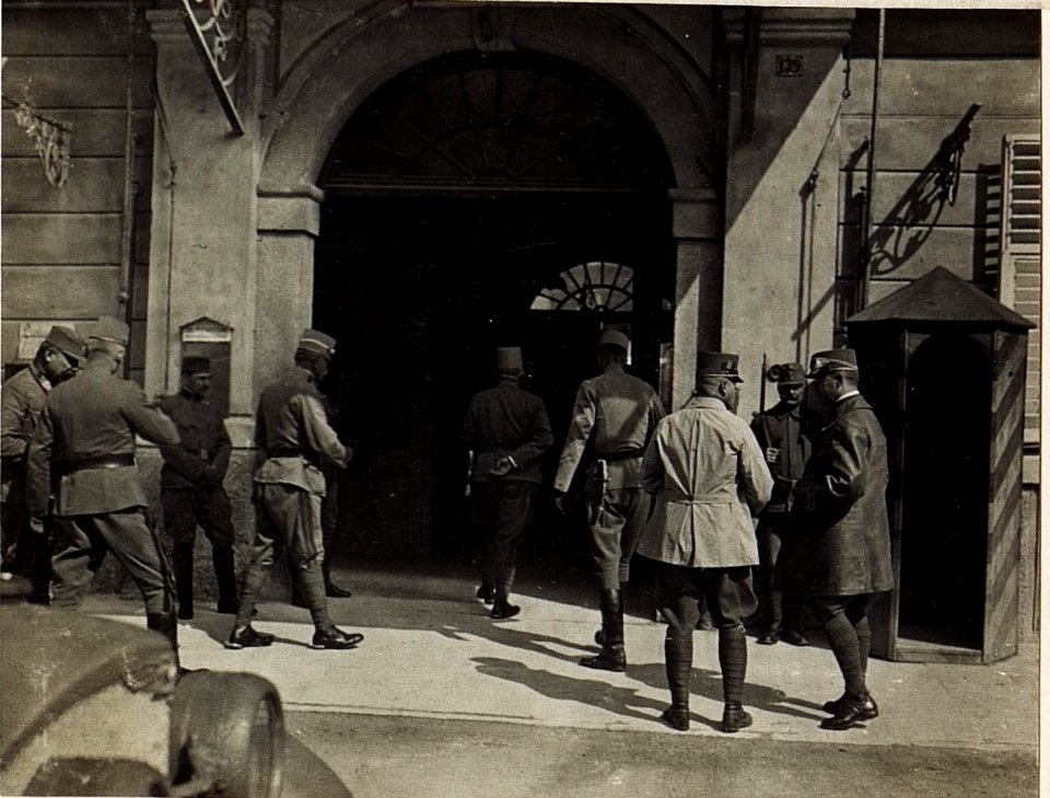 Exzellenz von Hazai, das Divisionskommando in Bruneck betretend. (BildID 15585446)