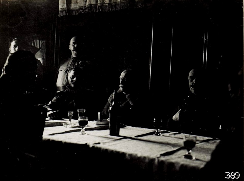 Exzellenz von Roth in der Offiziers Menage der Bregenzer-Standschützen. (BildID 15580456)