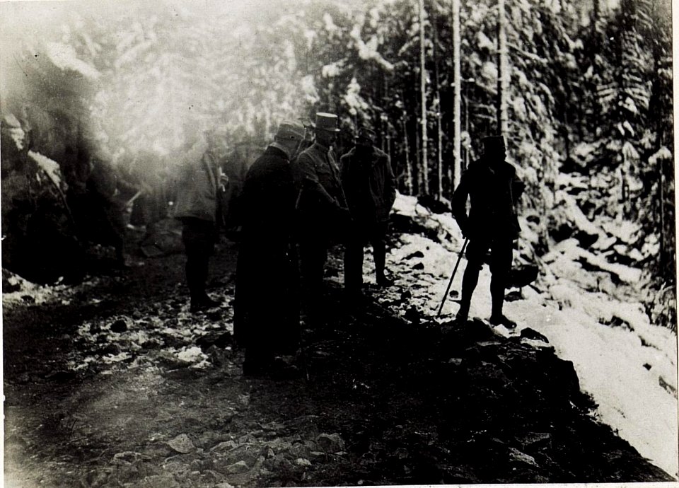 Exzellenz Roth beim Bau der Grödnerbahn, Oktober 1915. (BildID 15580743)