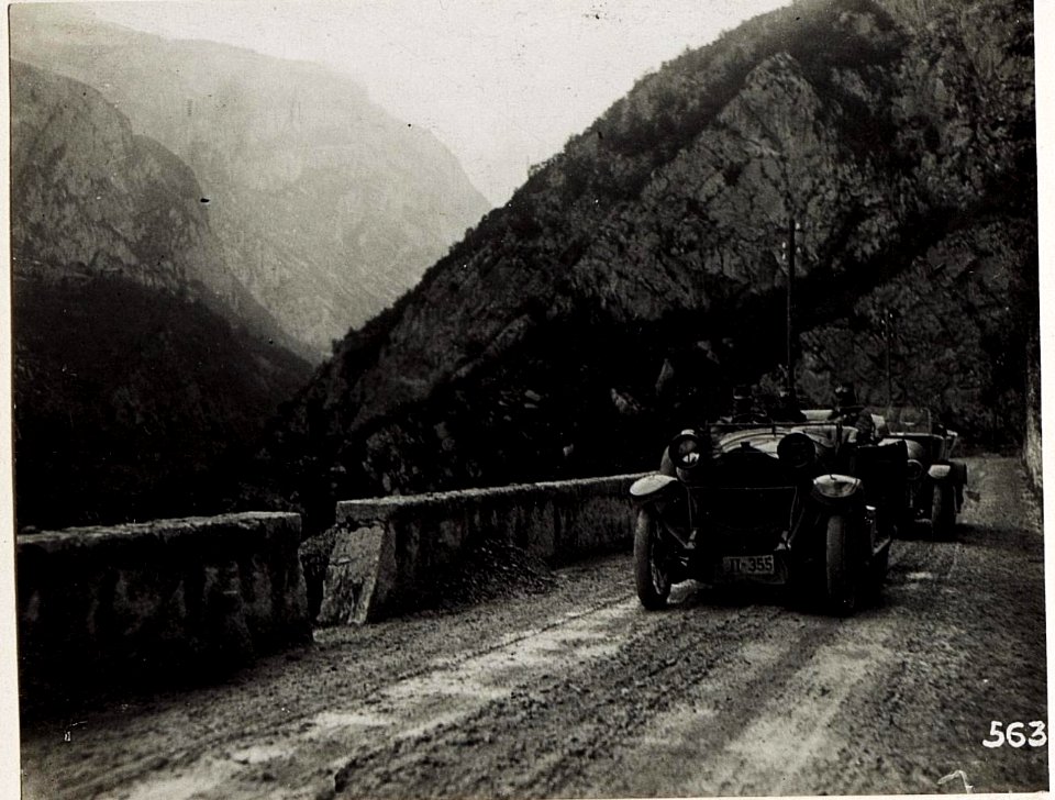 Exzellenz von Roth auf der Fahrt durch das Sarcatal. (BildID 15580224)